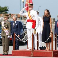 Los Reyes Felipe y Letizia y la Princesa Leonor con uniforme de gala del Ejército de Tierra en la entrega de Despachos en la Escuela Naval Militar de Marín