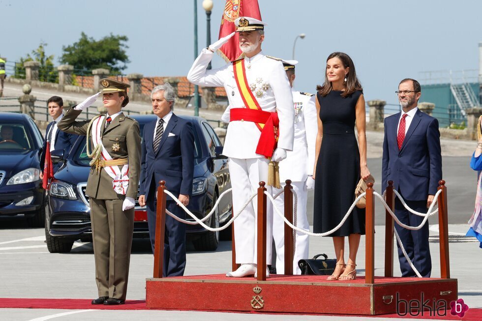 Los Reyes Felipe y Letizia y la Princesa Leonor con uniforme de gala del Ejército de Tierra en la entrega de Despachos en la Escuela Naval Militar de Marín