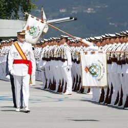 El Rey Felipe VI pasando revistas a las tropas en la entrega de Despachos en la Escuela Naval Militar de Marín