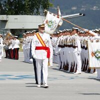 El Rey Felipe VI pasando revistas a las tropas en la entrega de Despachos en la Escuela Naval Militar de Marín