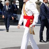 El Rey Felipe VI con uniforme blanco de gala de la Armada en la entrega de Despachos en la Escuela Naval Militar de Marín