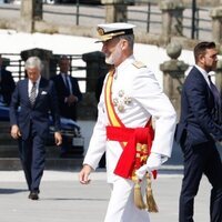 El Rey Felipe VI con uniforme blanco de gala de la Armada en la entrega de Despachos en la Escuela Naval Militar de Marín