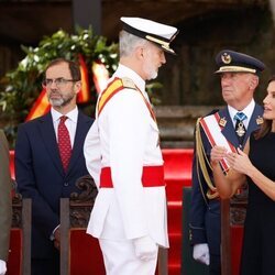 Los Reyes Felipe y Letizia hablando en la entrega de Despachos en la Escuela Naval Militar de Marín