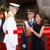 Los Reyes Felipe y Letizia hablando en la entrega de Despachos en la Escuela Naval Militar de Marín