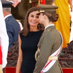 La Reina Letizia y la Princesa Leonor, muy cómplices en la entrega de Despachos en la Escuela Naval Militar de Marín