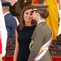 La Reina Letizia y la Princesa Leonor, muy cómplices en la entrega de Despachos en la Escuela Naval Militar de Marín