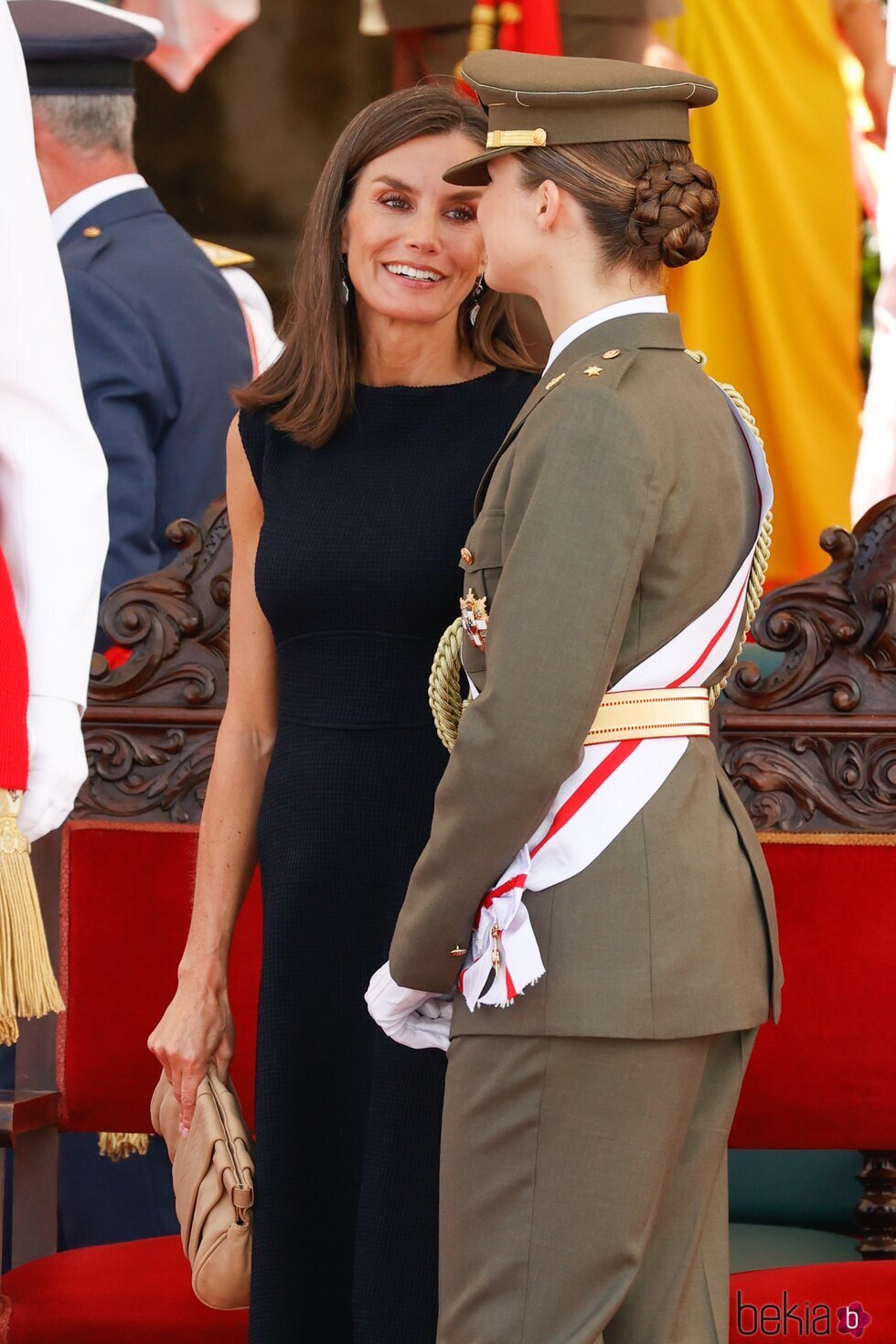 La Reina Letizia y la Princesa Leonor, muy cómplices en la entrega de Despachos en la Escuela Naval Militar de Marín