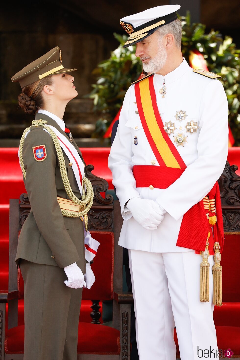 El Rey Felipe VI y la Princesa Leonor hablando en la entrega de Despachos en la Escuela Naval Militar de Marín