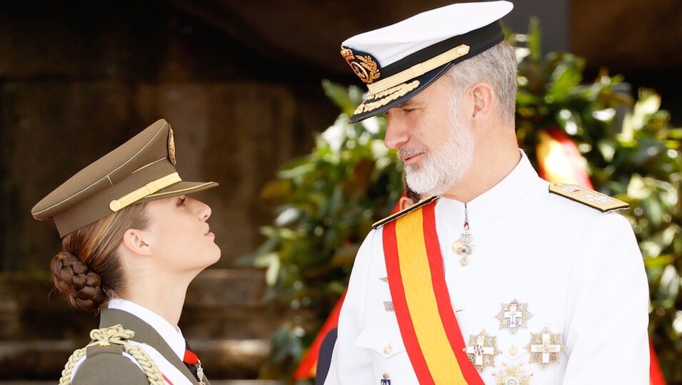 El Rey Felipe VI y la Princesa Leonor hablando en la entrega de Despachos en la Escuela Naval Militar de Marín