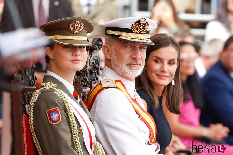 Los Reyes Felipe y Letizia y la Princesa Leonor en la entrega de Despachos en la Escuela Naval Militar de Marín