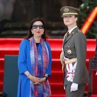 Margarita Robles y la Princesa Leonor con uniforme de gala del Ejército de Tierra en la entrega de Despachos en la Escuela Naval Militar de Marín