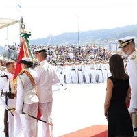 El Rey Felipe VI sonríe a la Reina Letizia en la entrega de Despachos en la Escuela Naval Militar de Marín