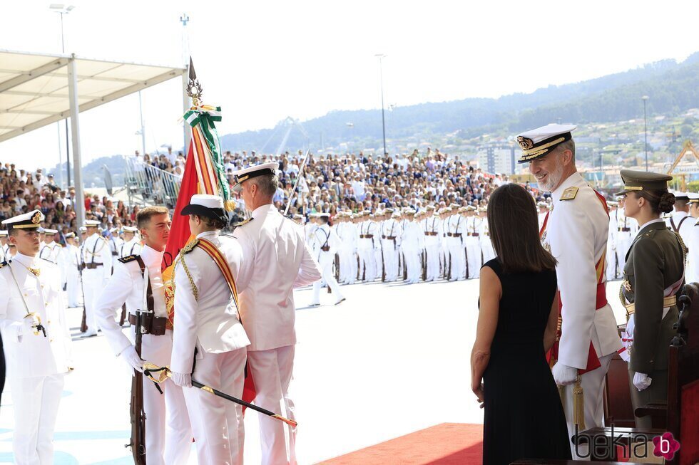 El Rey Felipe VI sonríe a la Reina Letizia en la entrega de Despachos en la Escuela Naval Militar de Marín