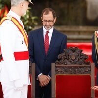 La Reina Letizia hace un gesto al Rey Felipe VI en la entrega de Despachos en la Escuela Naval Militar de Marín