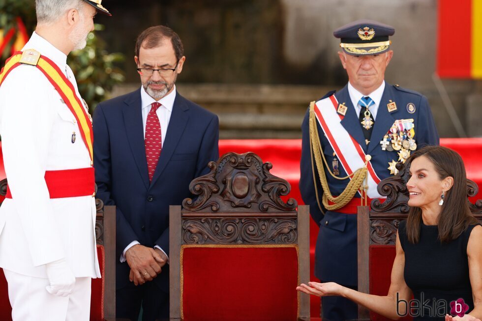 La Reina Letizia hace un gesto al Rey Felipe VI en la entrega de Despachos en la Escuela Naval Militar de Marín