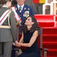 La Princesa Leonor  y la Reina Letiza sentada en la entrega de Despachos en la Escuela Naval Militar de Marín
