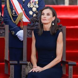 La Reina Letizia sentada en la entrega de Despachos en la Escuela Naval Militar de Marín