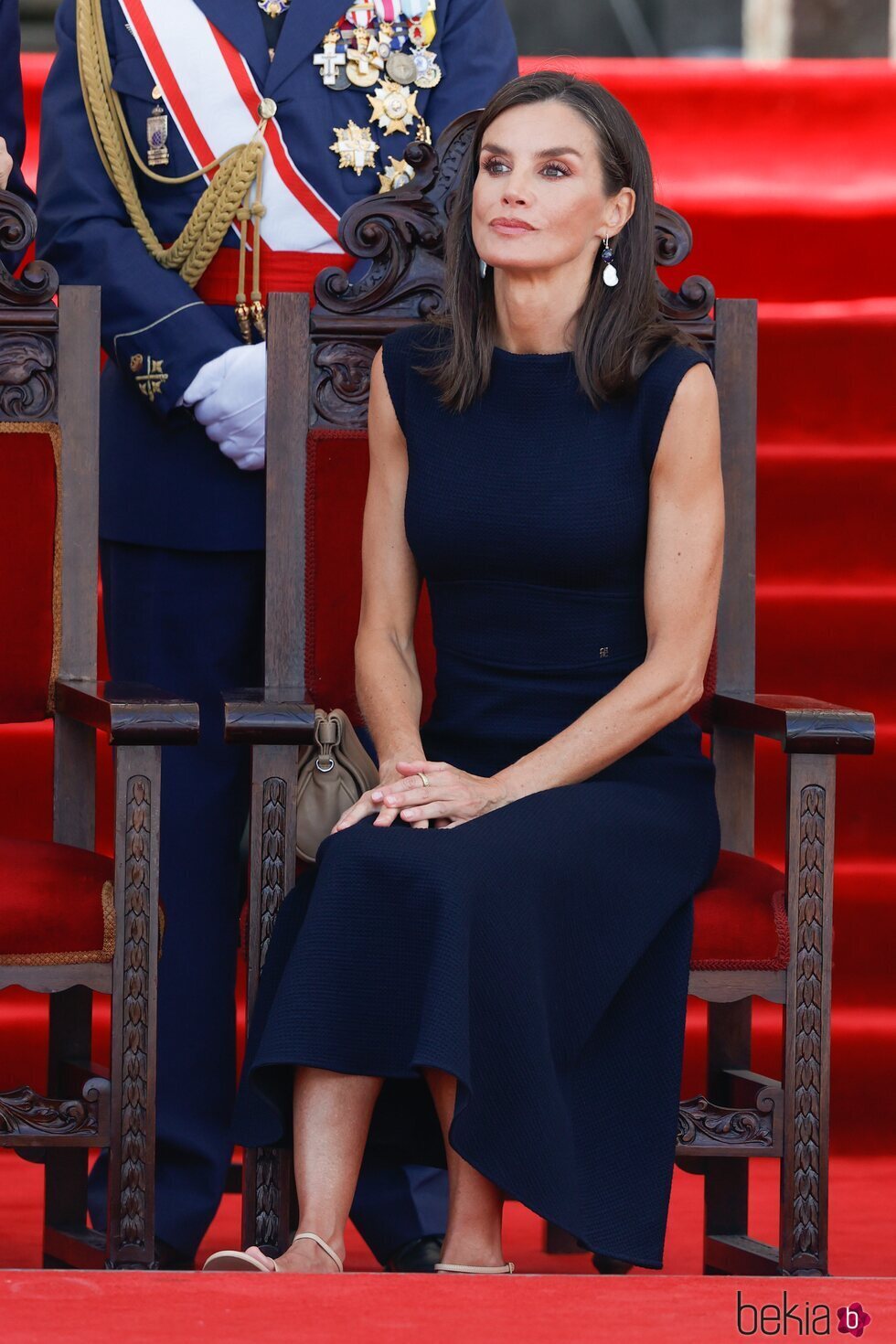 La Reina Letizia sentada en la entrega de Despachos en la Escuela Naval Militar de Marín