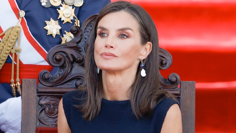 La Reina Letizia sentada en la entrega de Despachos en la Escuela Naval Militar de Marín