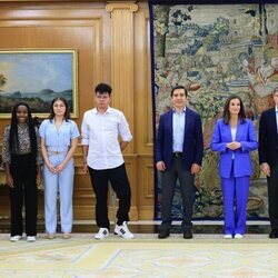 La Reina Letizia con una representación de la Fundación Microfinanzas BBVA y jóvenes becados en una audiencia