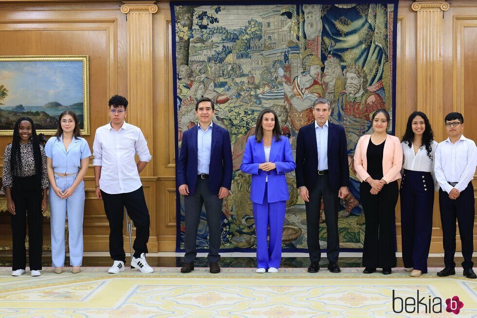 La Reina Letizia con una representación de la Fundación Microfinanzas BBVA y jóvenes becados en una audiencia