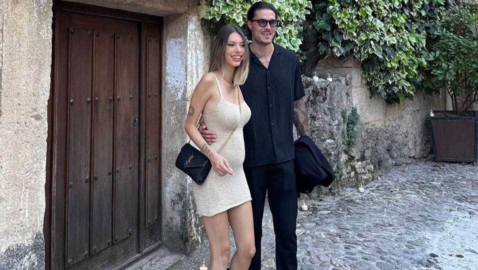 Alejandra Rubio embarazada y Carlo Costanzia posan juntos durante sus vacaciones de verano