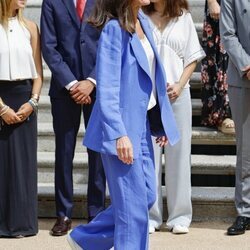 La Reina Letizia con zapatillas blancas en la audiencia al Patronato de la Fundación Comité Español de los Colegios del Mundo Unido, Patrocinadores y Alumn