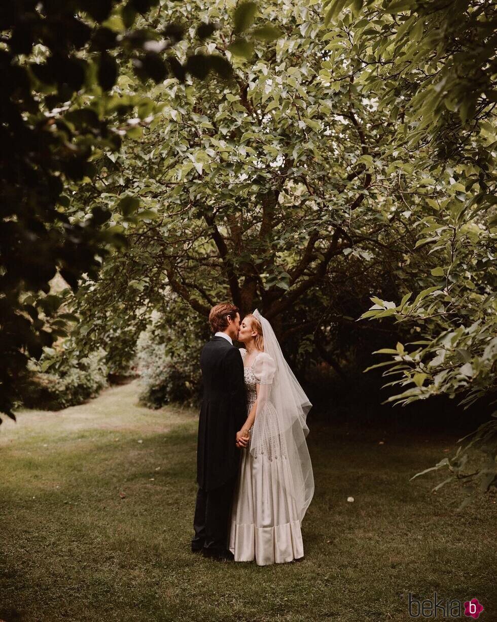 Beatriz de York y Edoardo Mapelli Mozzi besándose el día de su boda