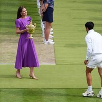 Kate Middleton entrega a Carlos Alcaraz el trofeo de Wimbledon 2024