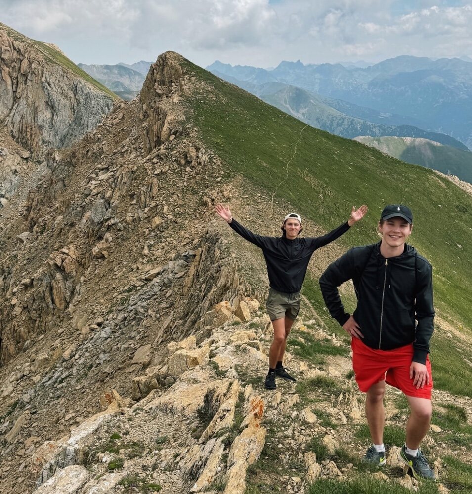 Nikolai y Felix de Dinamarca en una montaña en Andorra