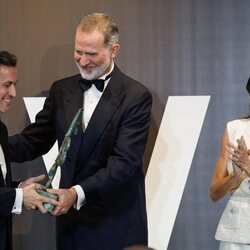 Los Reyes Felipe y Letizia entregan el Premio Mariano de Cavia 2024 a Rodrigo Cortés