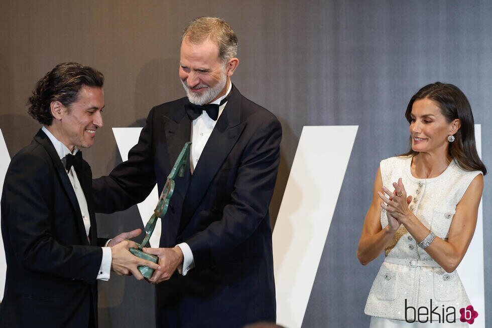 Los Reyes Felipe y Letizia entregan el Premio Mariano de Cavia 2024 a Rodrigo Cortés