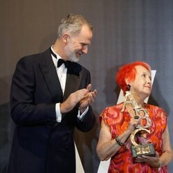 Los Reyes Felipe y Letizia entregan el Premio Luca de Tena 2024 a Rosa María Calaf