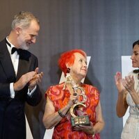 Los Reyes Felipe y Letizia entregan el Premio Luca de Tena 2024 a Rosa María Calaf