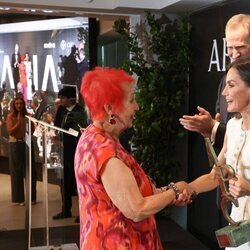 La Reina Letizia felicita a Rosa María Calaf en la entrega del Premio Luca de Tena 2024