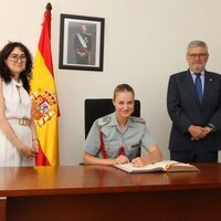 La Princesa Leonor firmando en el libro de honor de la Universidad de Zaragoza