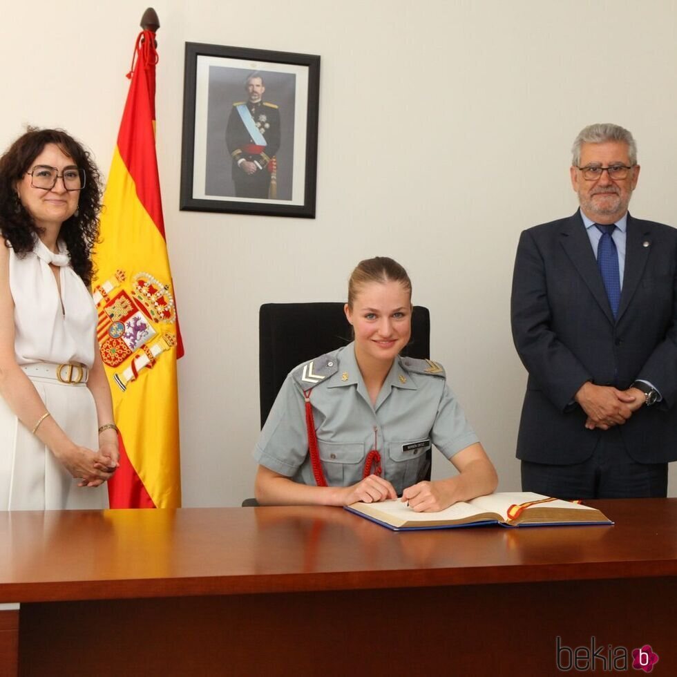 La Princesa Leonor firmando en el libro de honor de la Universidad de Zaragoza