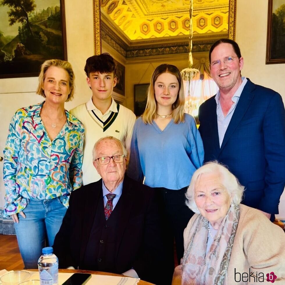 Alberto y Paola de Bélgica, Delphine de Bélgica y James O'Hare y sus hijos Josephine y Oscar