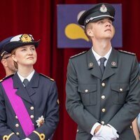 Elisabeth de Bélgica y Gabriel de Bélgica con uniforme militar en el Día Nacional de Bélgica 2024