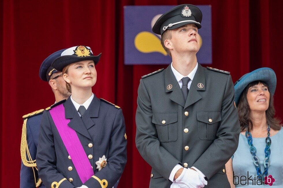 Elisabeth de Bélgica y Gabriel de Bélgica con uniforme militar en el Día Nacional de Bélgica 2024