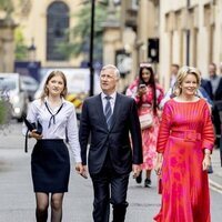 Elisabeth de Bélgica con sus padres de camino a su graduación en Oxford