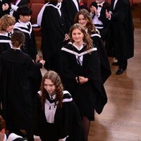 Elisabeth de Bélgica con sus compañeros en su graduación en Oxford
