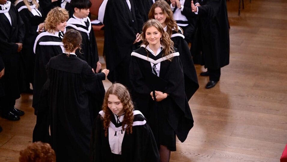 Elisabeth de Bélgica con sus compañeros en su graduación en Oxford