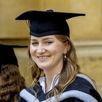 Elisabeth de Bélgica con su birrete en su graduación en Oxford