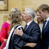 Felipe de Bélgica besa a su hija Elisabeth de Bélgica en su graduación en Oxford
