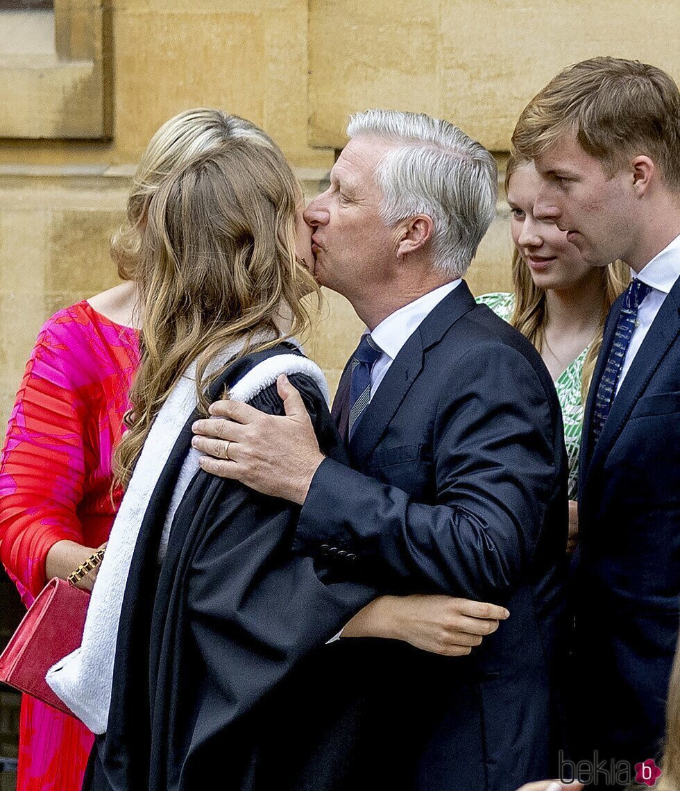 Felipe de Bélgica besa a su hija Elisabeth de Bélgica en su graduación en Oxford