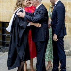 Felipe de Bélgica felicita a su hija Elisabeth de Bélgica en su graduación en Oxford