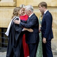 Felipe de Bélgica felicita a su hija Elisabeth de Bélgica en su graduación en Oxford