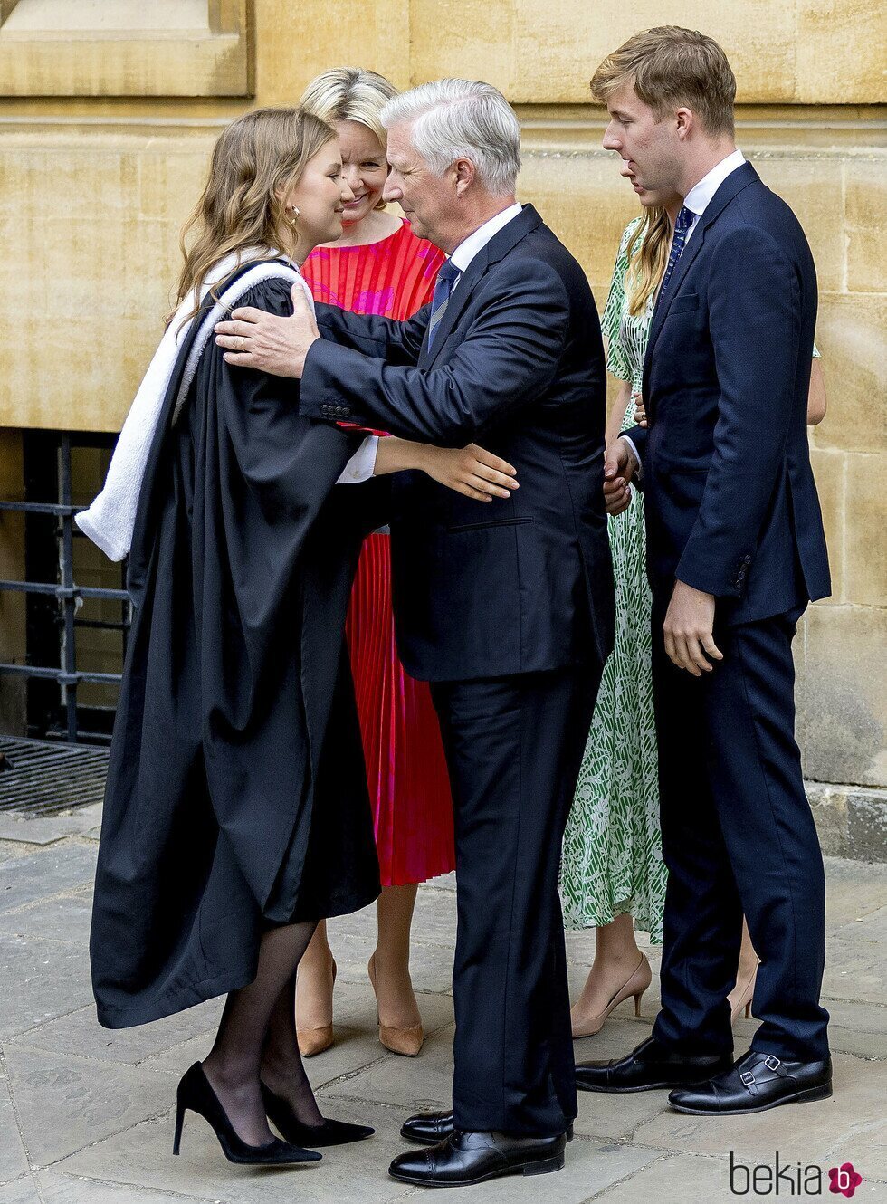 Felipe de Bélgica felicita a su hija Elisabeth de Bélgica en su graduación en Oxford