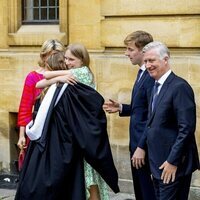 Elisabeth de Bélgica y Eléonore de Bélgica se abrazan en la graduación de Elisabeth de Bélgica